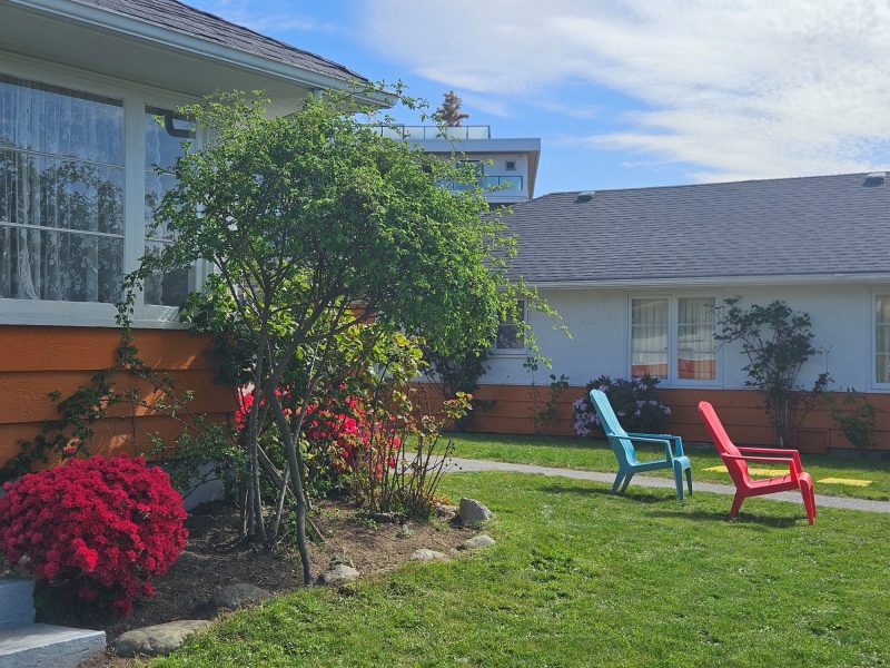 2400 Motel Vancouver on 3,5 acres with picnic tables